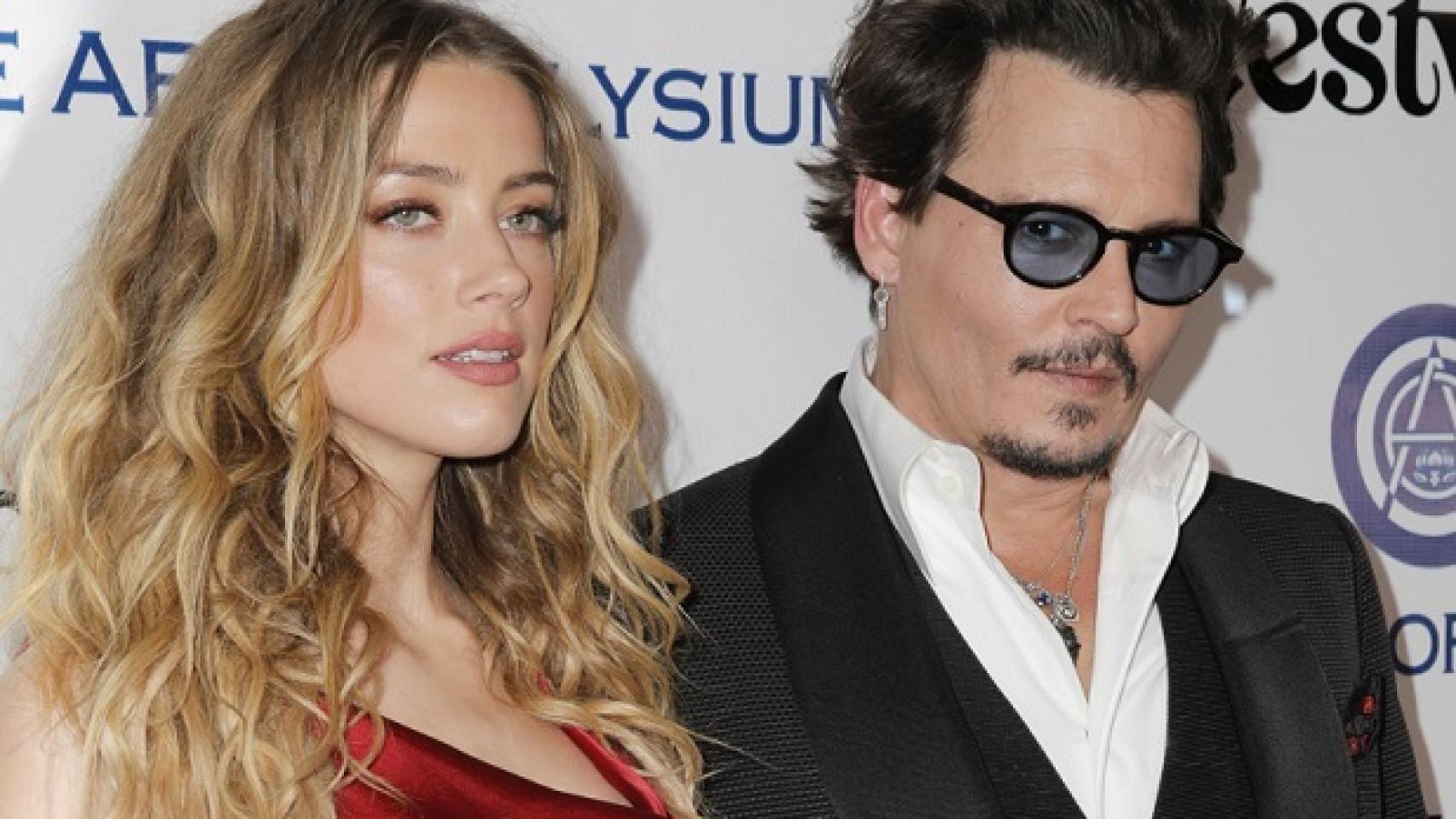 Johnny Deep con su actual expareja, Amber Heard.