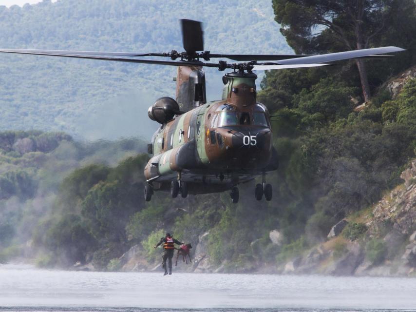 Guía y animal saltan desde un helicóptero en las Jornadas Técnicas del Perro de Intervención