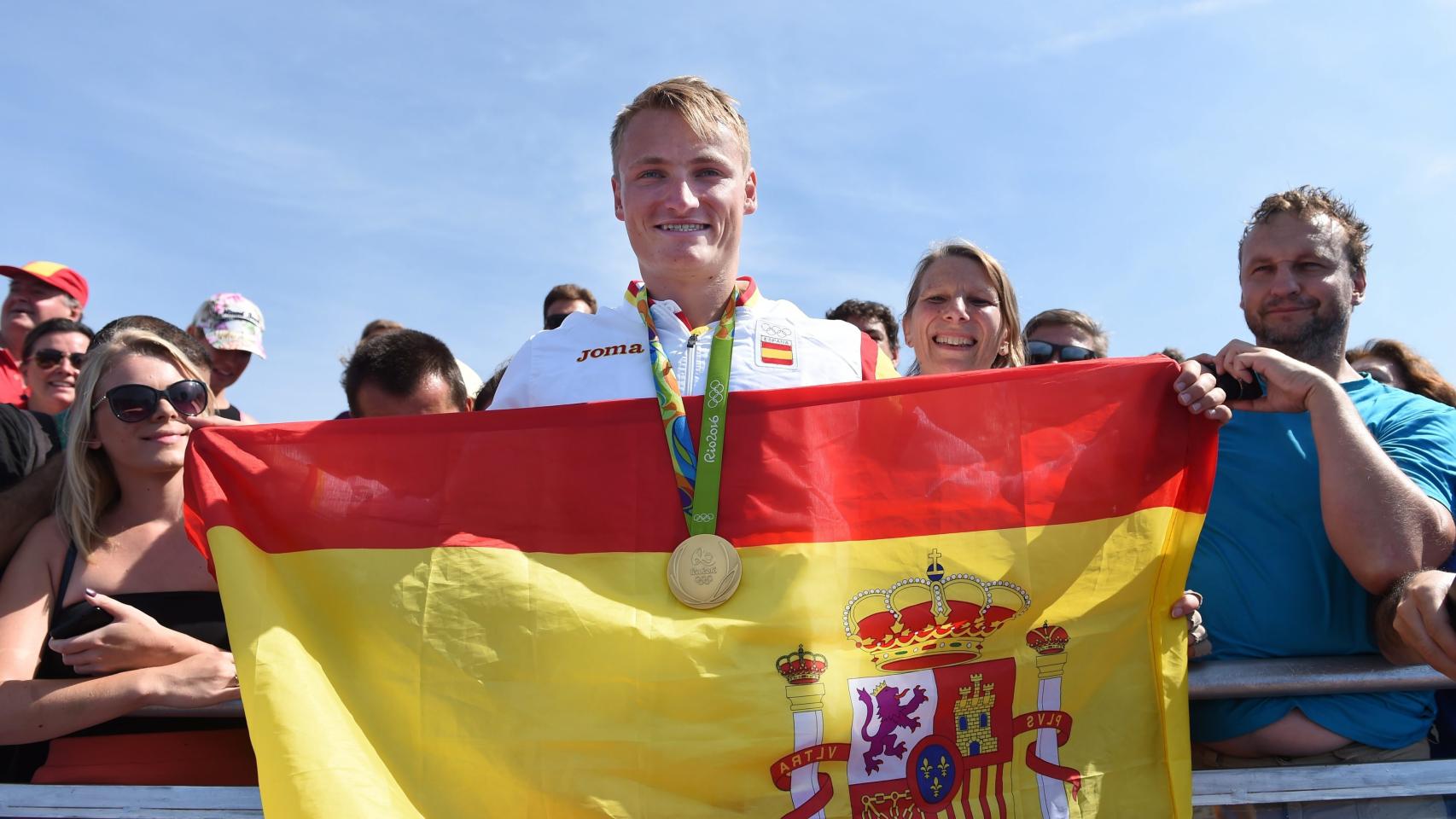 Cooper Walz, junto a su novia en el canal de remo de Lagoa.
