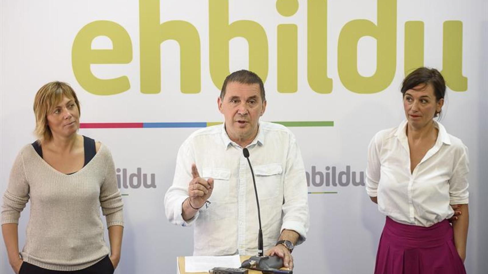 Arnaldo Otegi (c)junto a Jasone Agirre (d)y Miren Larrion (i)/Javier Zorrilla/ EFE