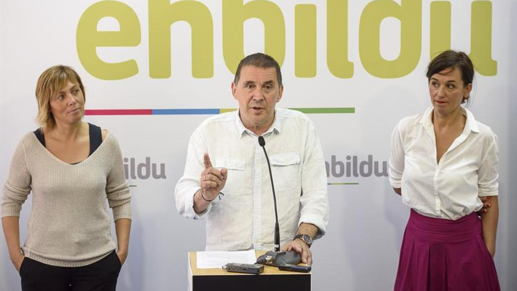 Arnaldo Otegi (c)junto a Jasone Agirre (d)y Miren Larrion (i)/Javier Zorrilla/ EFE