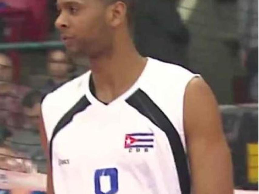 Dariel Albo Miranda durante un partido de voleibol.