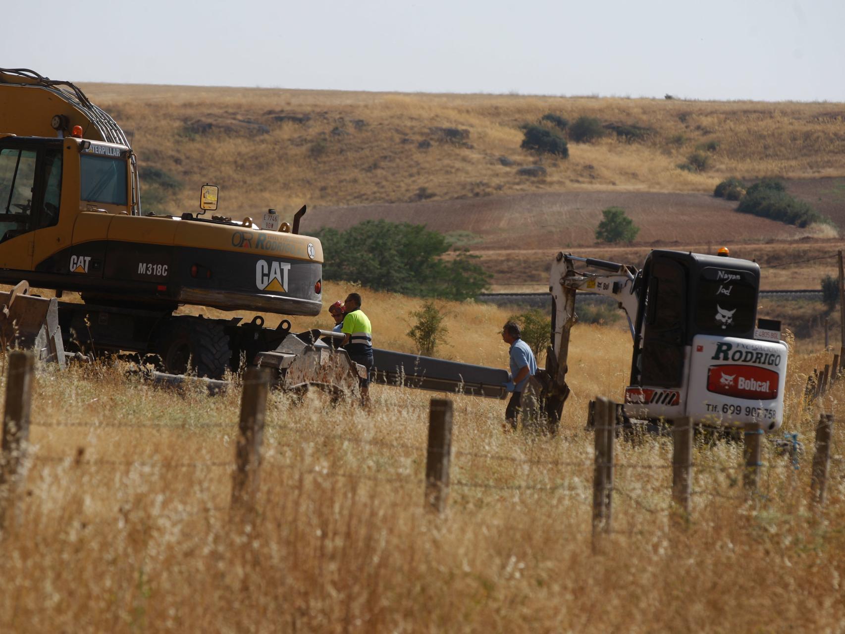 Varios efectivos de búsqueda trasladan el cadáver del pastor.