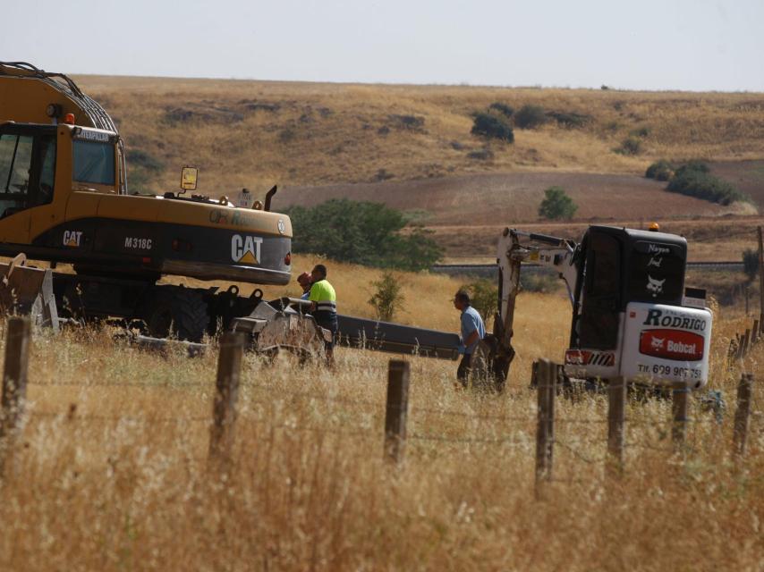 Varios efectivos de búsqueda trasladan el cadáver del pastor.