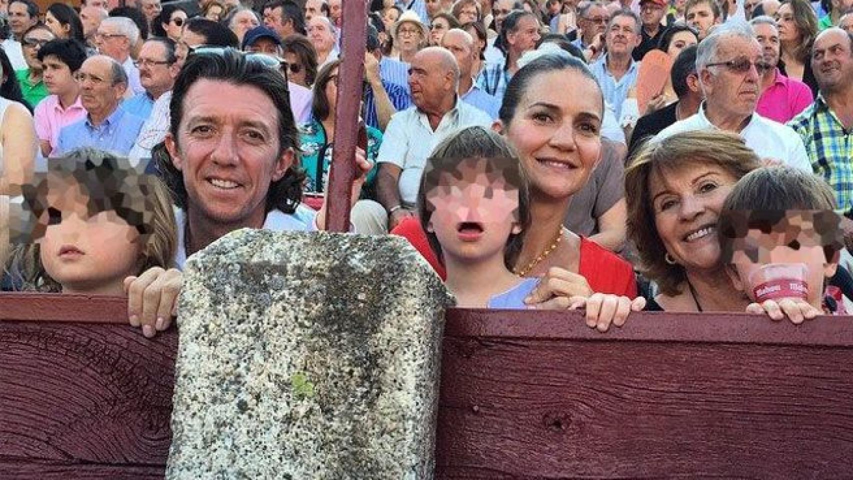 Samantha Vallejo-Nágera con sus hijos, su sobrino y su hermano en los toros.