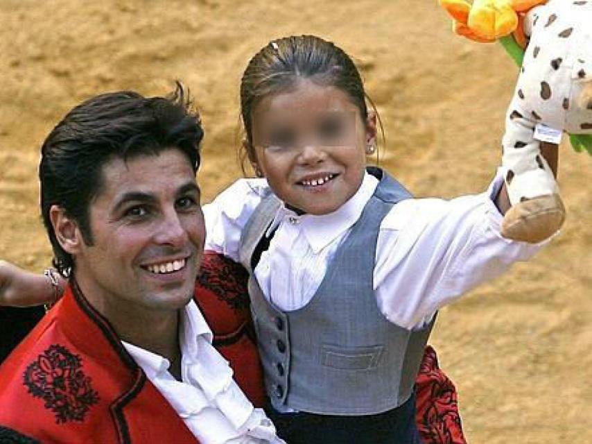 Fran Rivera con su hija Cayetana en brazos, tras una corrida goyesca.