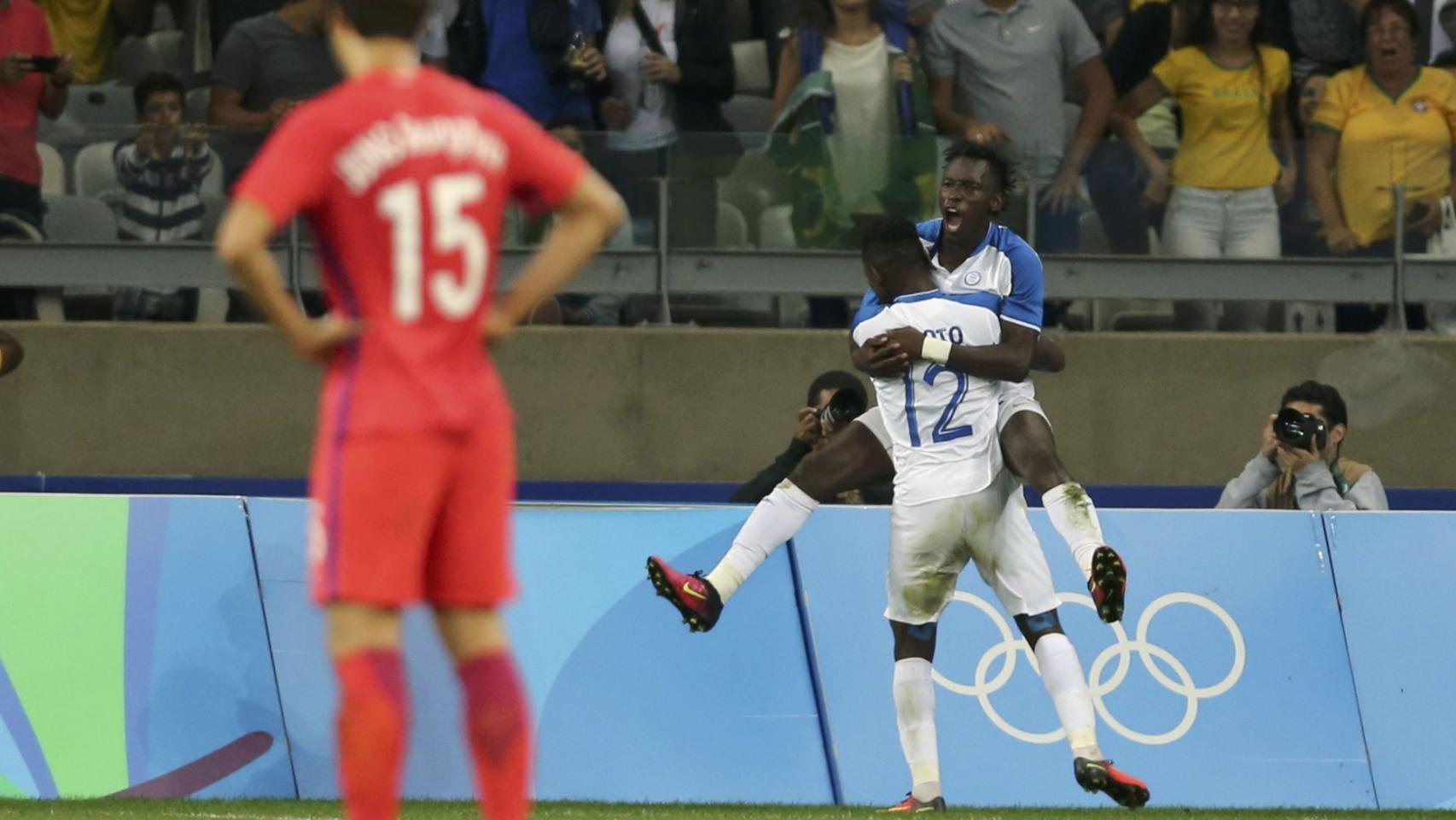 Elis y Quioto celebran un gol contra Corea del Sur.