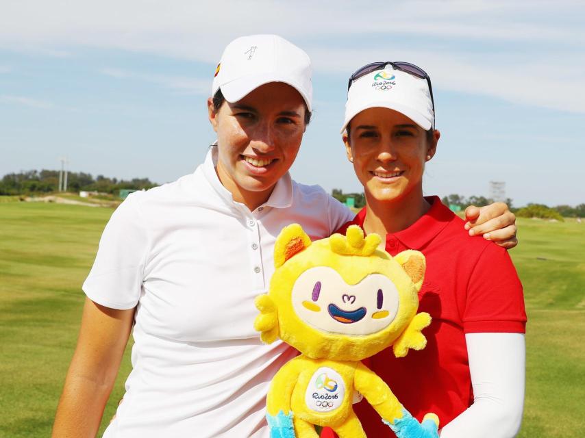 Carlota ciganda y Azahara Muñoz, en el campo deBarra de Tijuca.