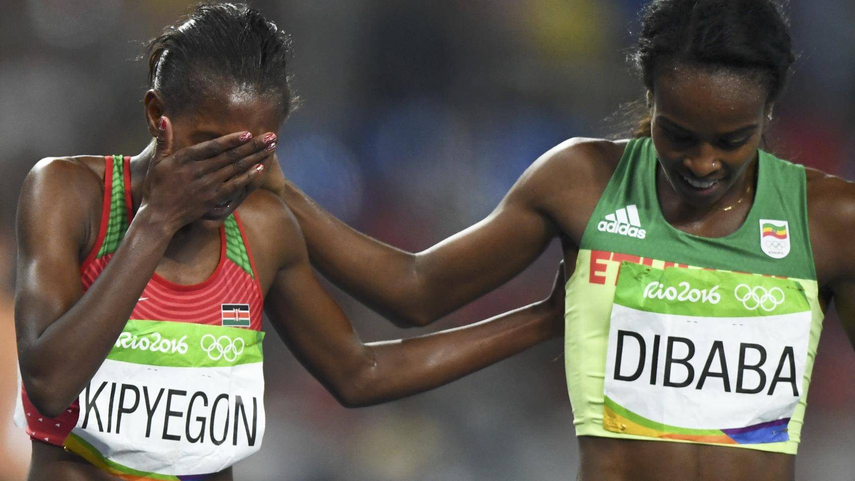 Kipyegon y Dibaba al finalizar la carrera.