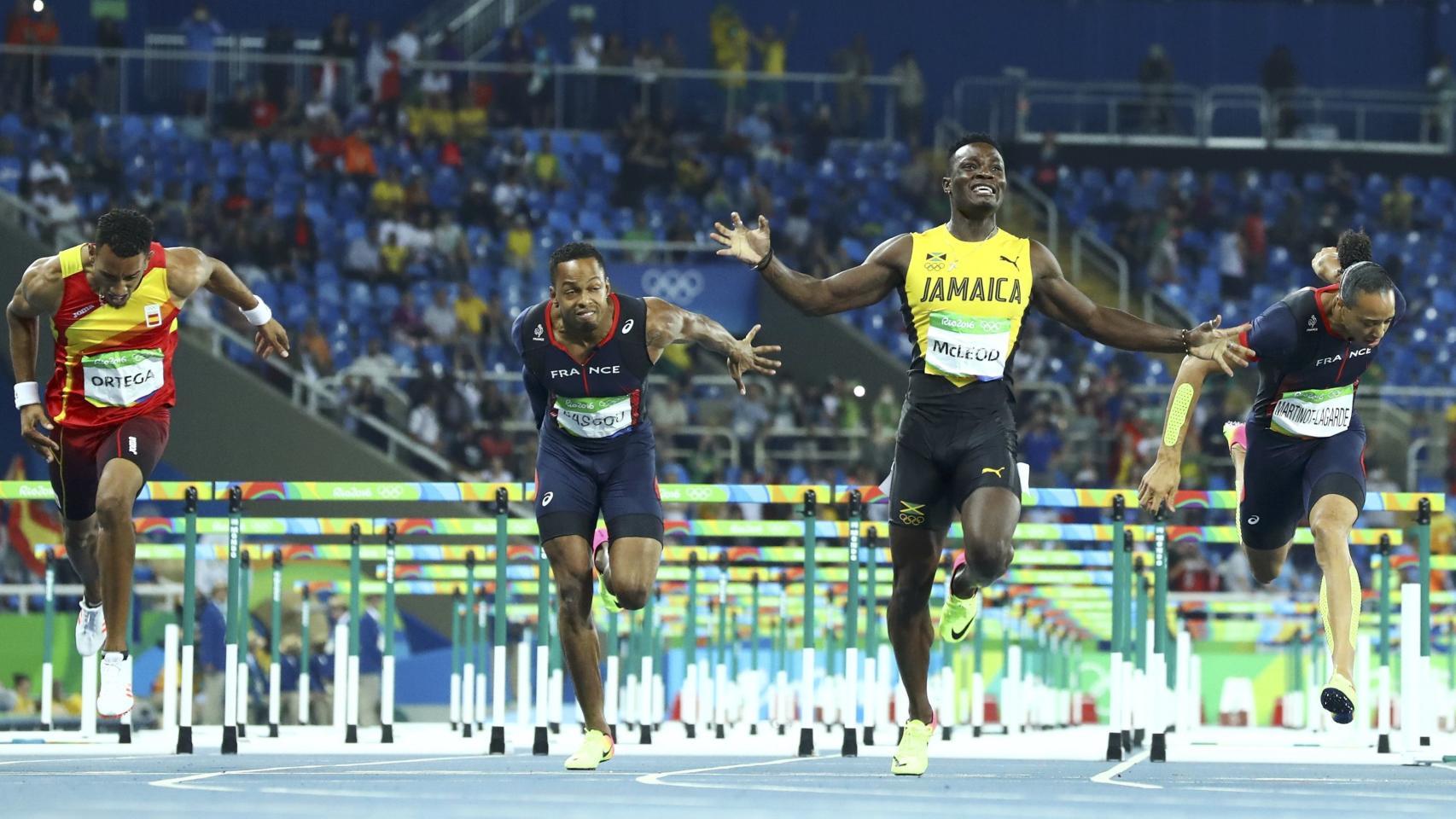 Orlando Ortega pasa segundo por la meta.