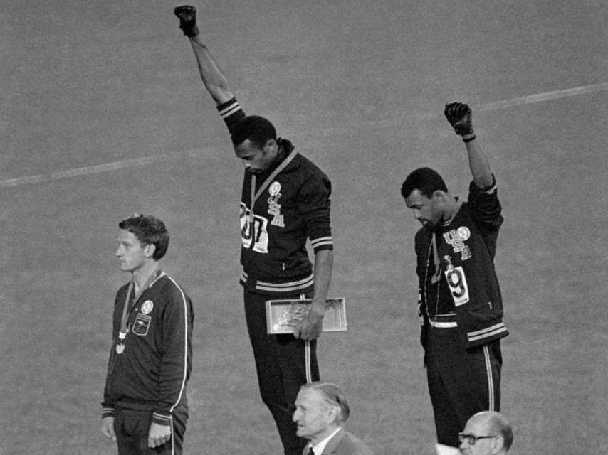 Peter Norman, Tommie Smith y John Carlos, en el podio del 200 en 1968.