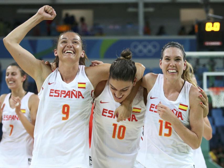 Xargay celebra la victoria sobre Turquía con Laia Palau y Ann Cruz.