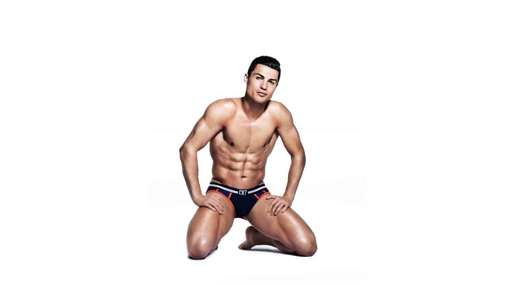 Cristiano Ronaldo posando para su propia marca de ropa interior, CR7.