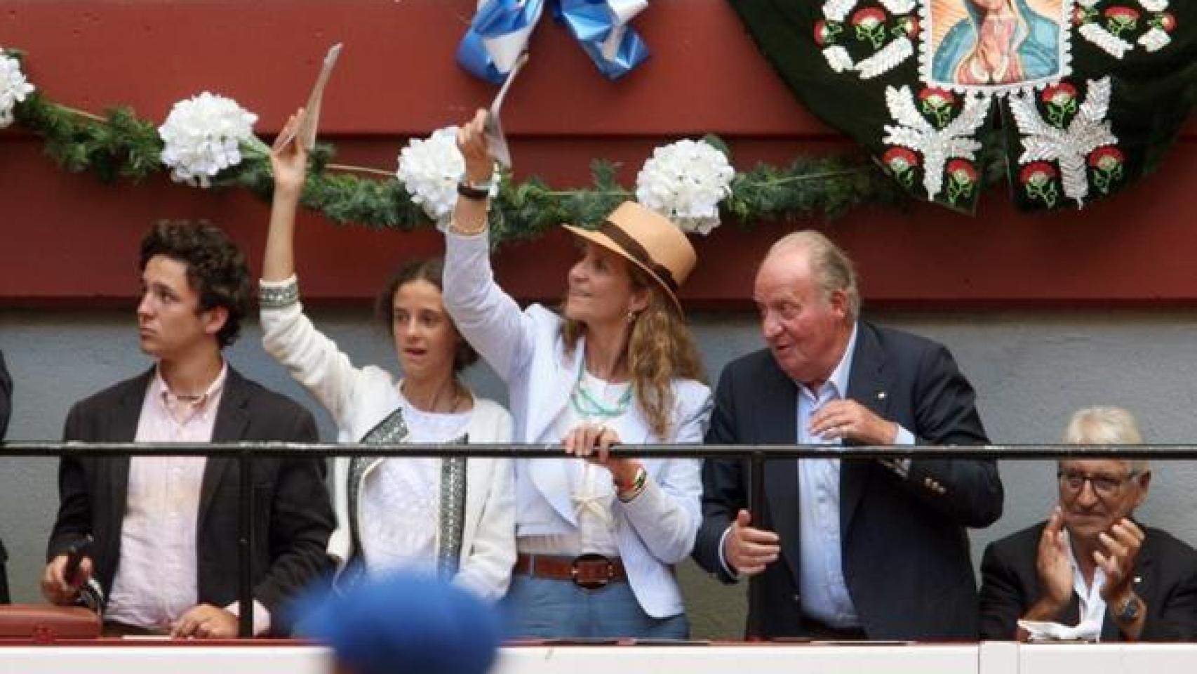La infanta Elena junto a sus hijos y a su padre, en la plaza.