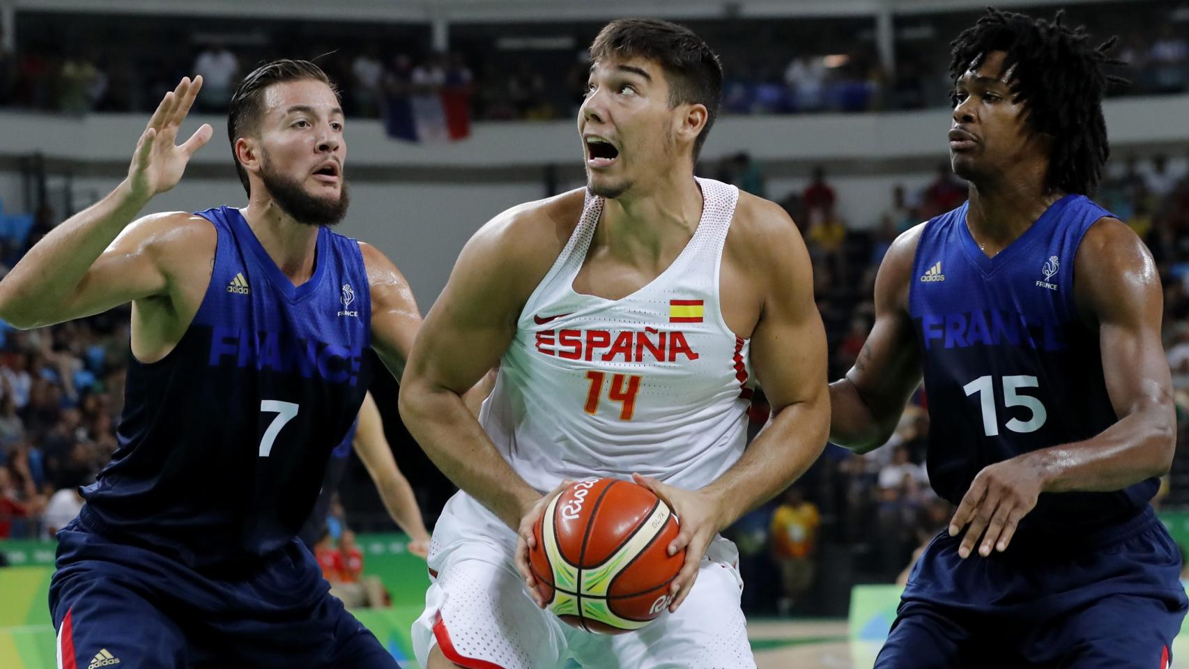 Willy Hernangómez intenta lanzar a canasta. / Efe