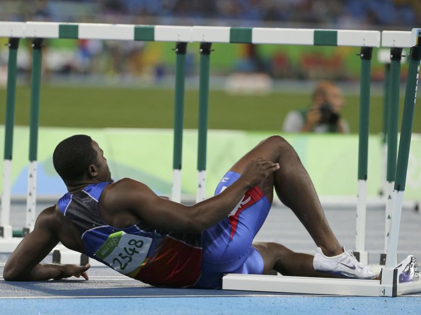 Jeff Julmis justo después de caerse en su semifinal de los 110 metros valla.