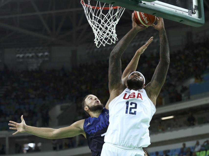Joffrey Lauvergne intenta quitar el balón a DeMarcus Cousins.