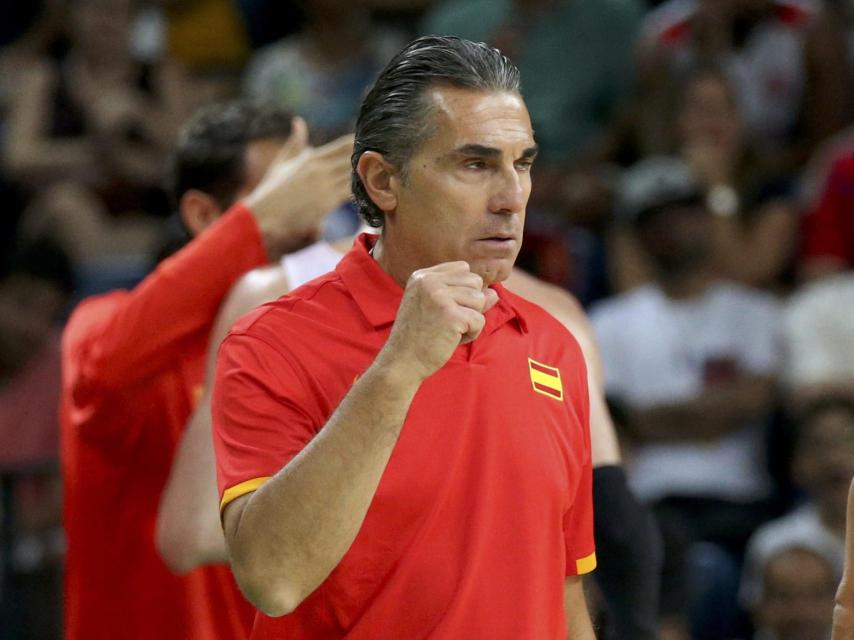 Sergio Scariolo cierra el puño durante un momento del partido. / Reuters