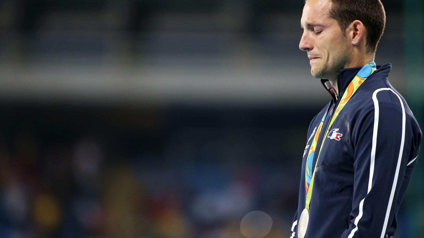 Lavillenie rompe a llorar en el podio.