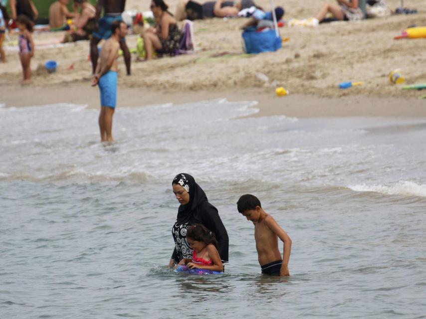 Una treintena de localidades francesas lo han prohibido en sus playas.
