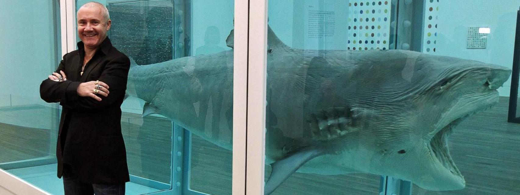 Hirst junto a la obra The Physical Impossibility of Death in the Mind of Someone Living.