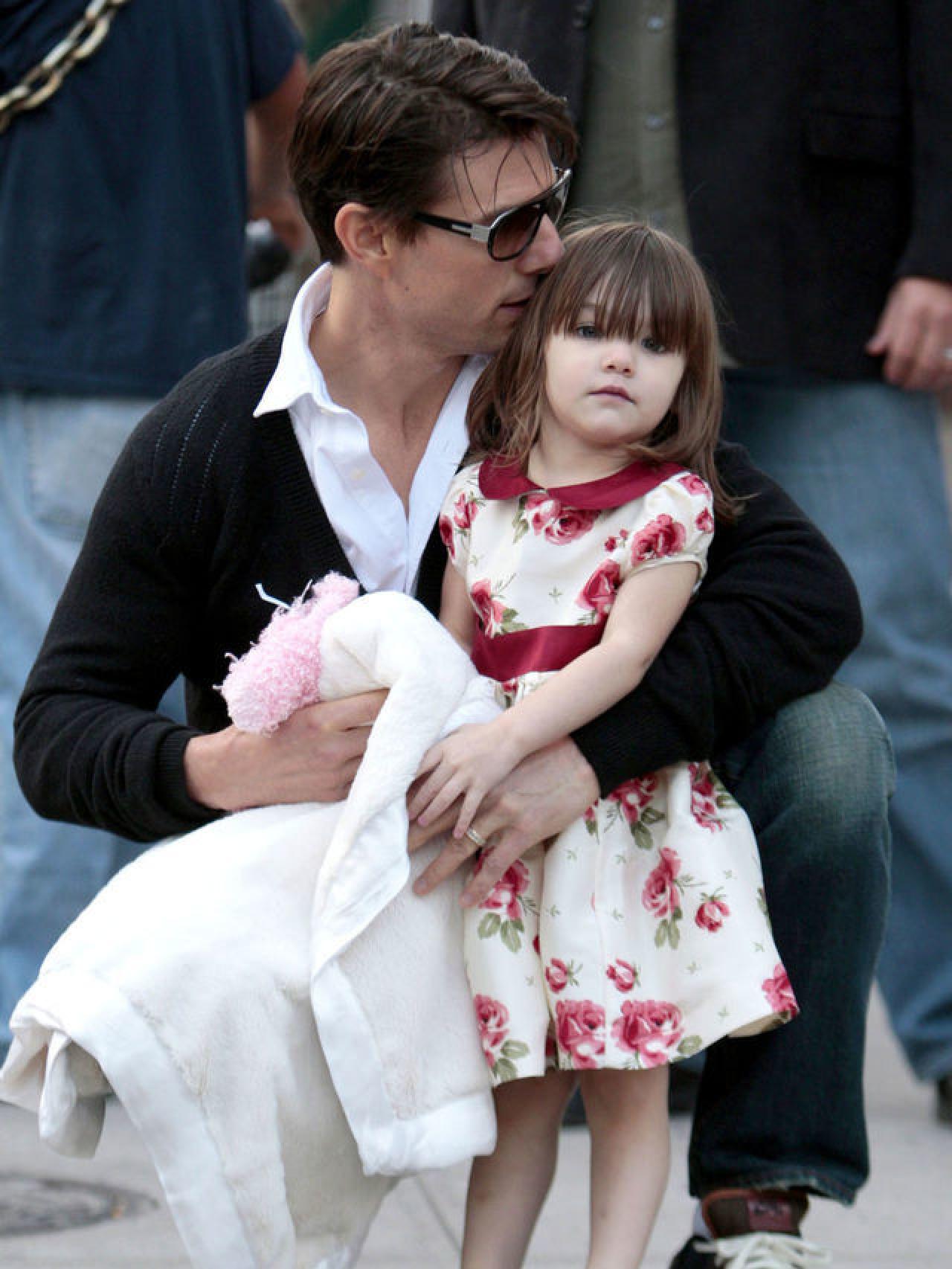 Suri con su padre y su inseparable manta