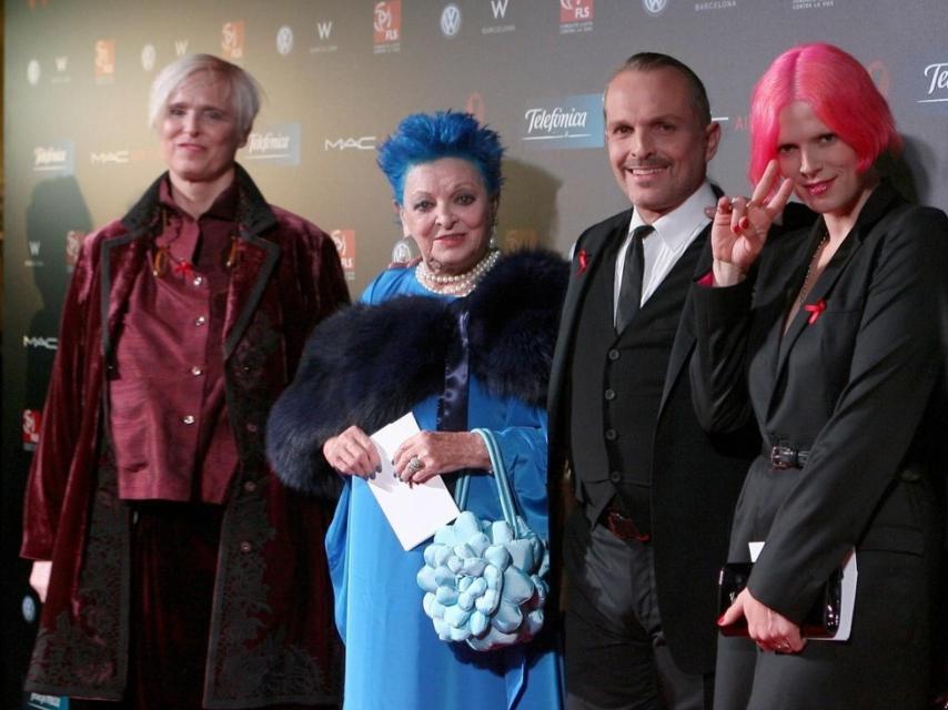 La familia Bosé posando divertidos en un photocall.