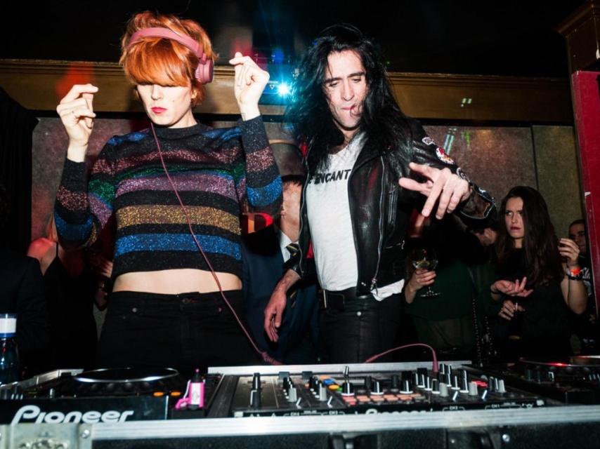 Bimba Bosé ejerciendo de DJ en una conocida discoteca de Madrid junto a su amiguísimo Mario Vaquerizo.
