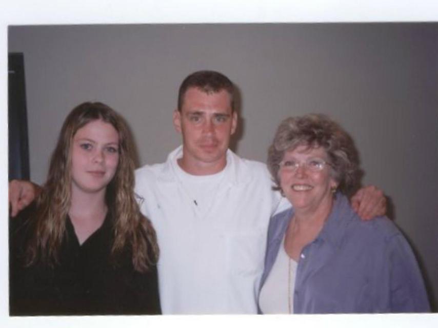 Linda junto al asesino de su hija Cathy tras reunirse con él y perdonarle. A la izquierda, la hija de Cathy.