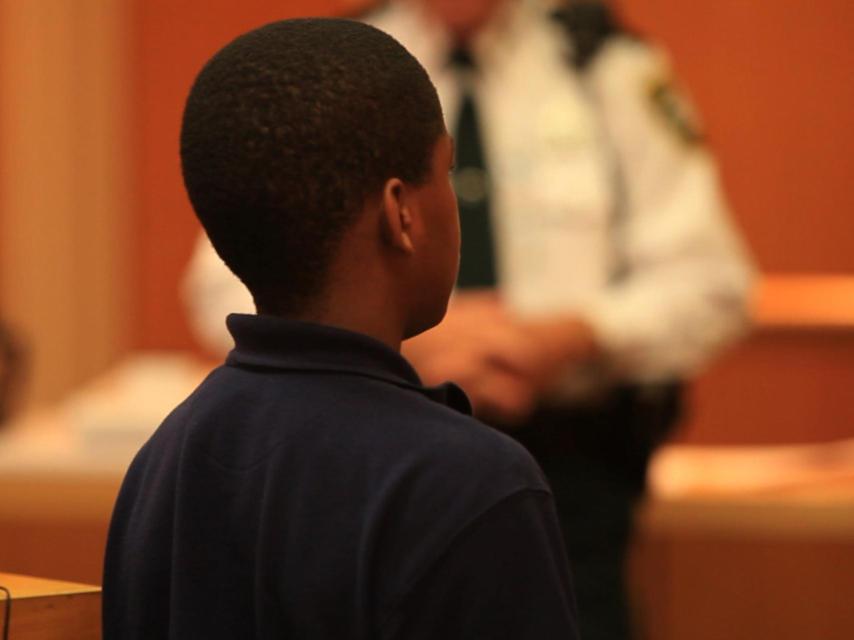 Kenneth Young cometió varios robos a mano armada con 14 años.