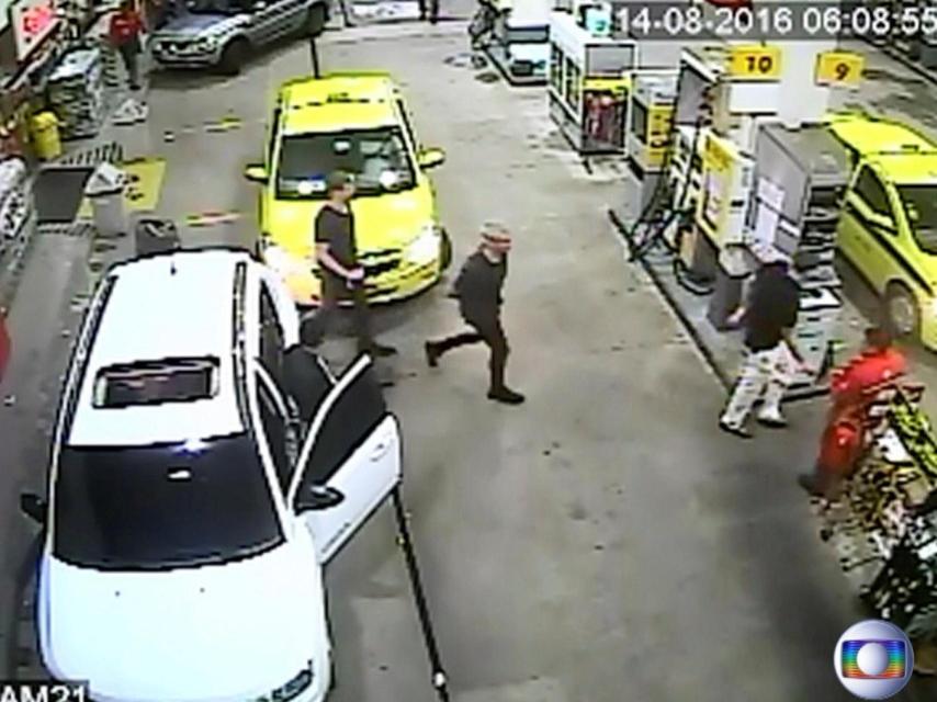 Ryan Lochte y otro de los nadadores, en la estación de servicio donde se produjo el atercado..