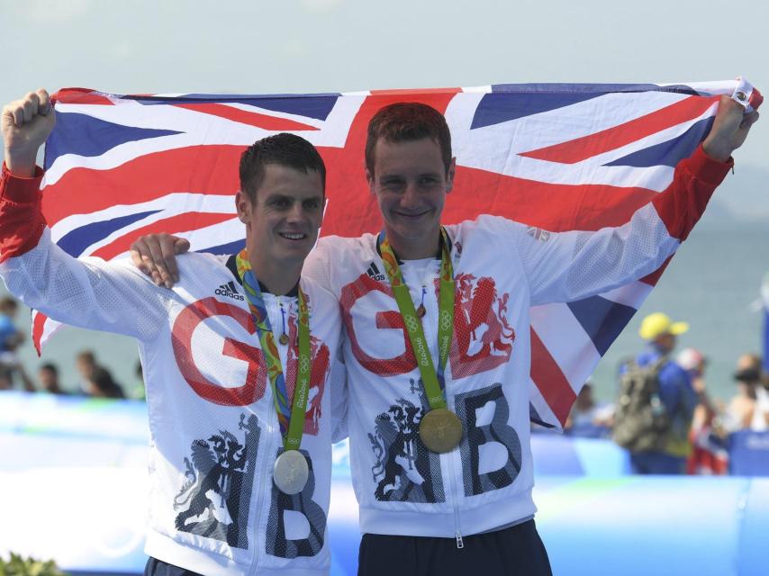 Los hermanos Brownlee celebran sus medallas con la bandera británica.