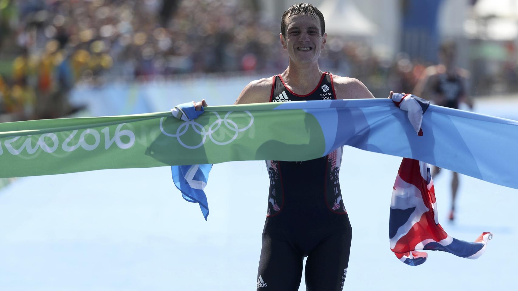 Alistair Brownlee cruza la meta; al fondo, su hermano Jonny recorre los últimos metros.