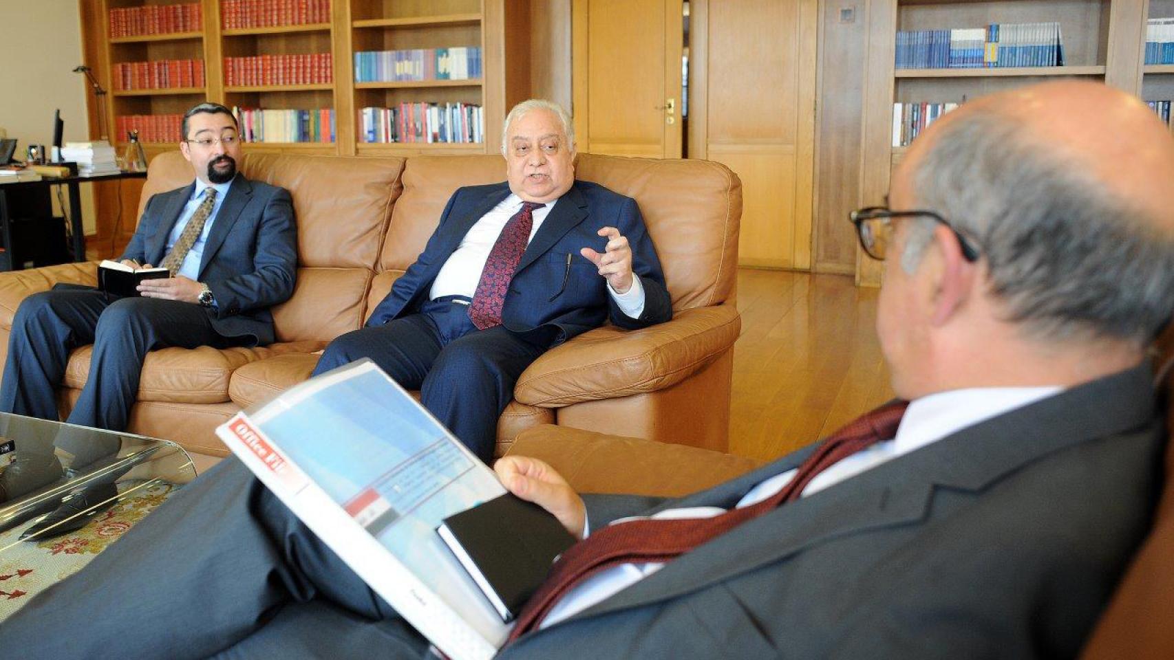El embajador de Irak en Portugal, en una reunión con el Ministro de Defensa portugués.