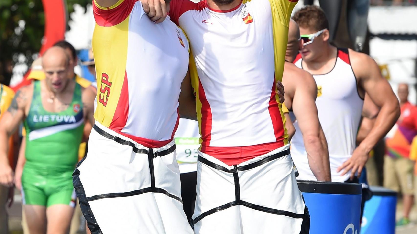 Critian Toro y Saúl Craviotto celebran su medalla de oro en K2 500.