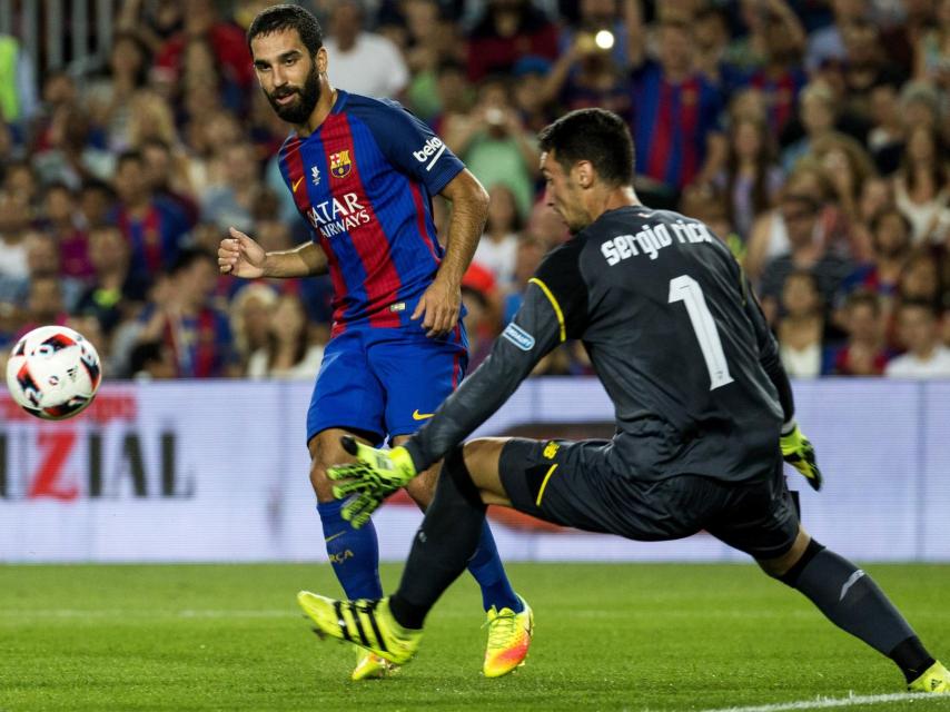 Momento del primer gol de Arda Turan al Sevilla.