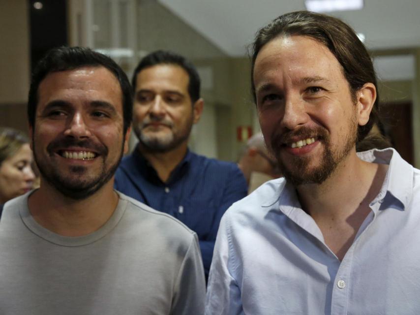 Alberto Garzón junto a Pablo Iglesias en el Congreso.