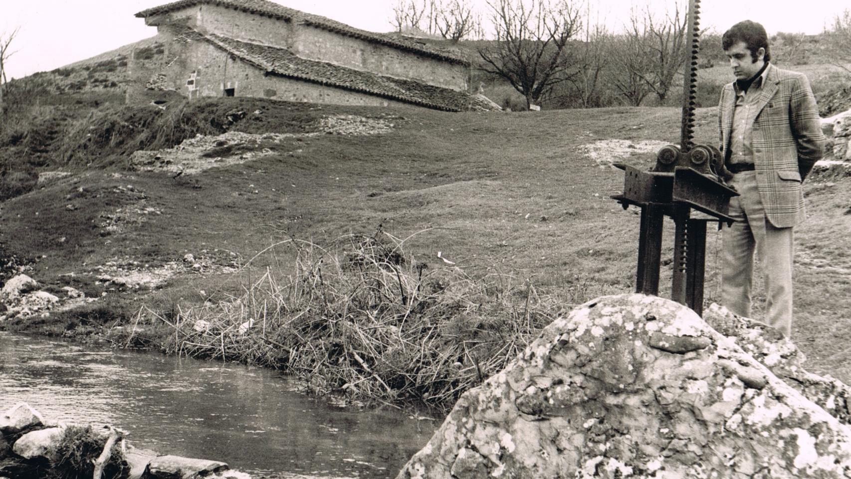 El periodista Juan Rada en una imagen tomada en 1988, en la zona donde se cree que fue asesinada la primera víctima.