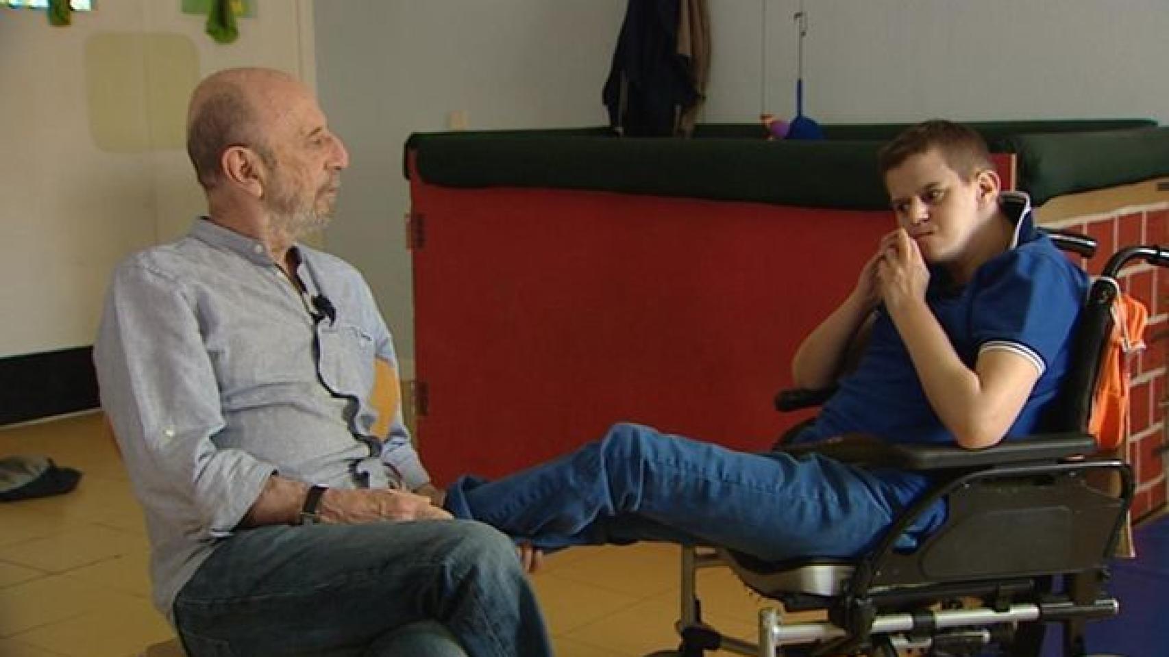 Andrés y su hijo Cris, que nació con parálisis cerebral.