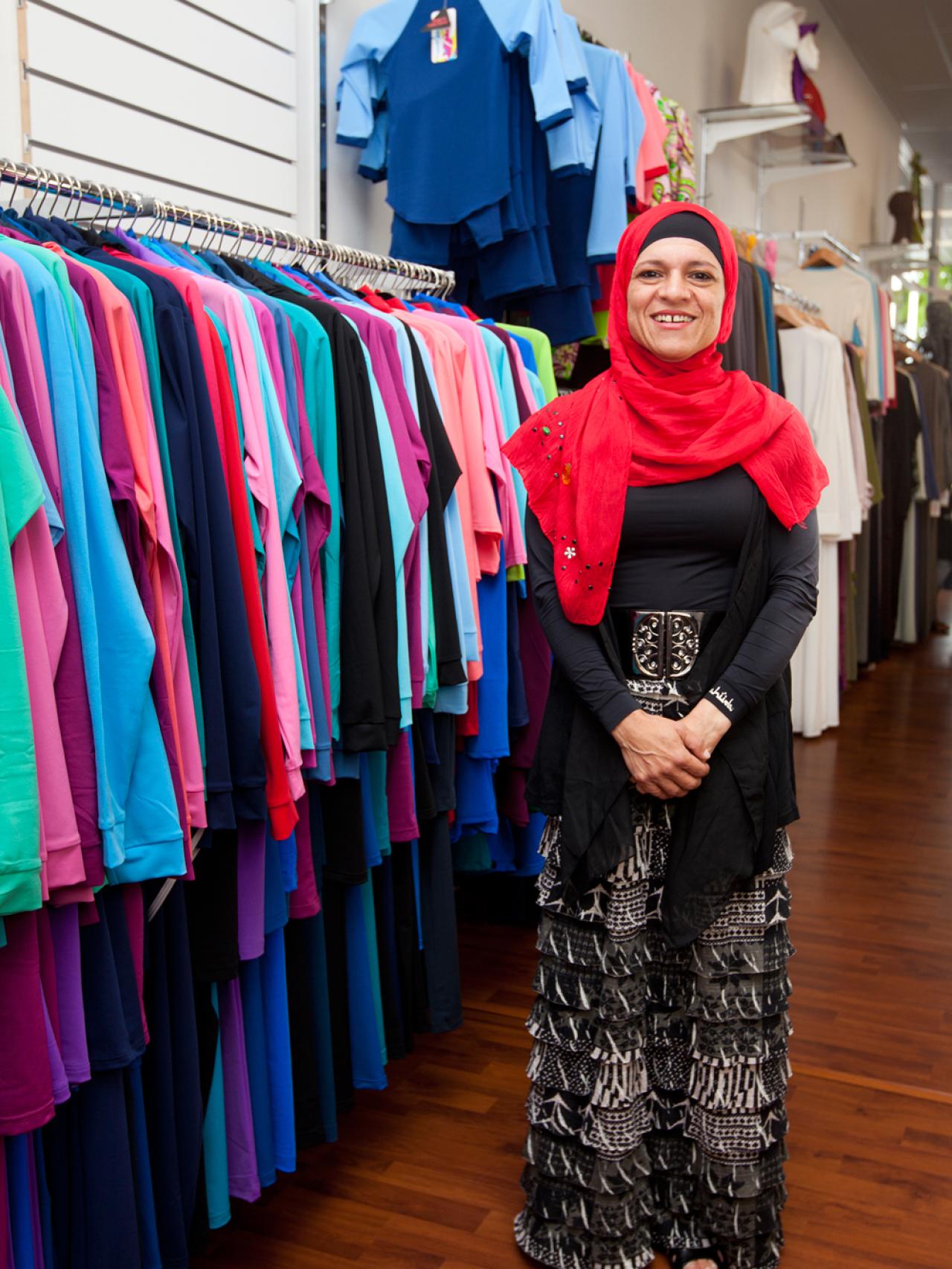 Aheda Zanetti junto a algunos de los trajes que ha diseñado.