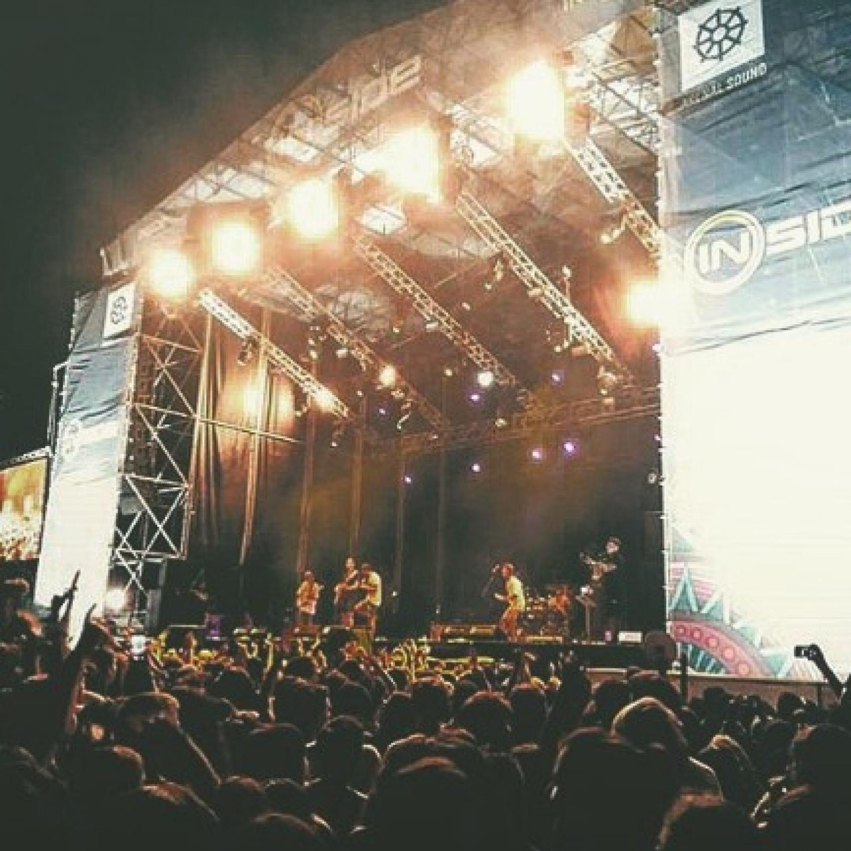 Durante un concierto con su grupo