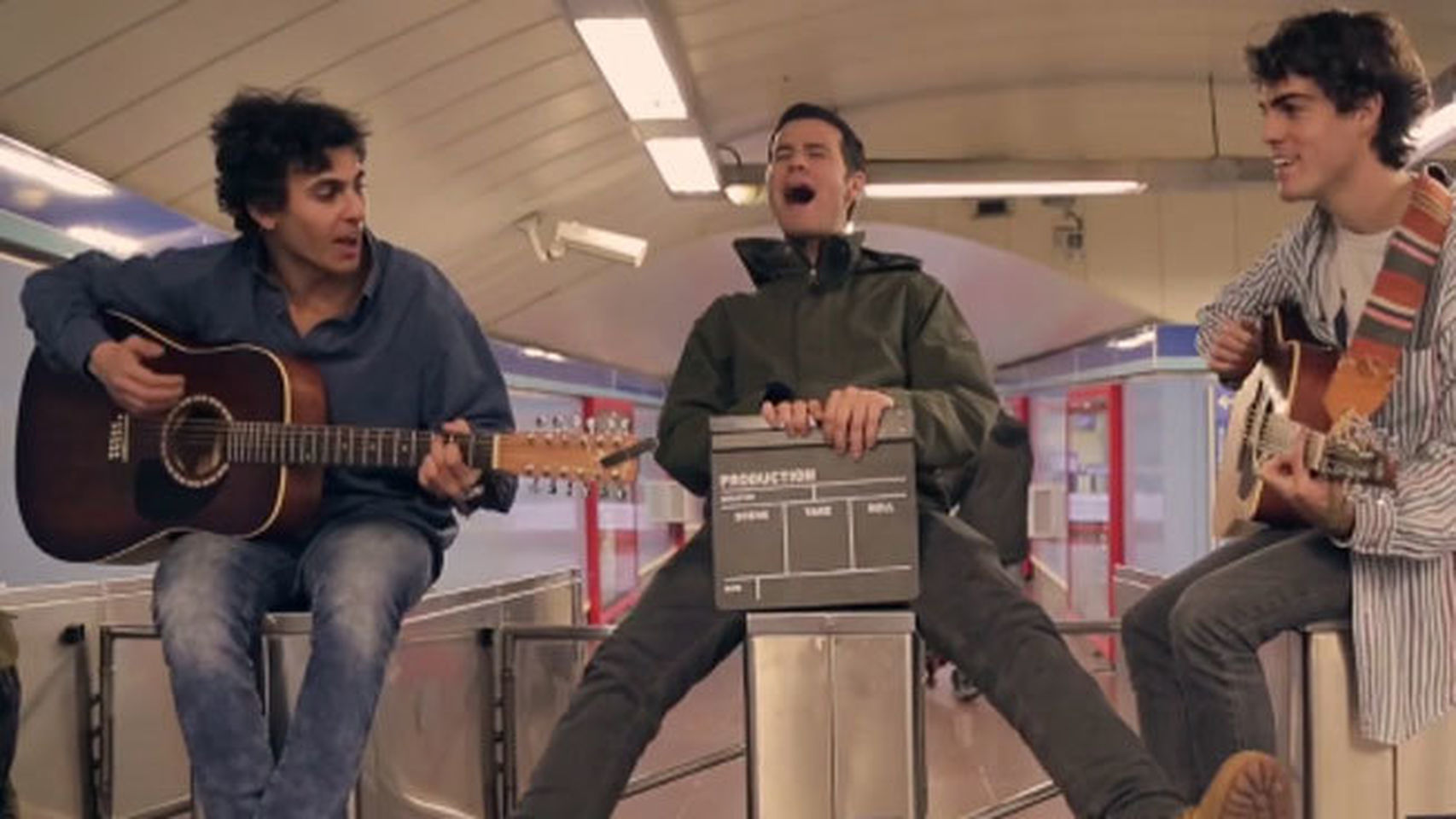 Willy Bárcenas (centro) junto a dos miembros de su grupo Taburete