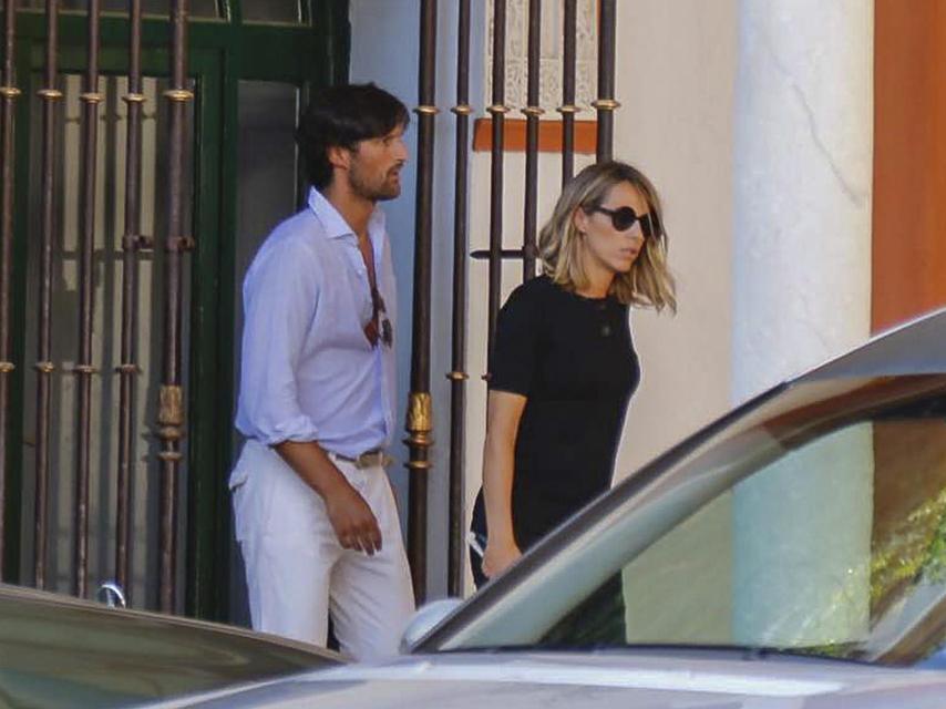 Rafa Medina y su esposa en su llegada a la misa.