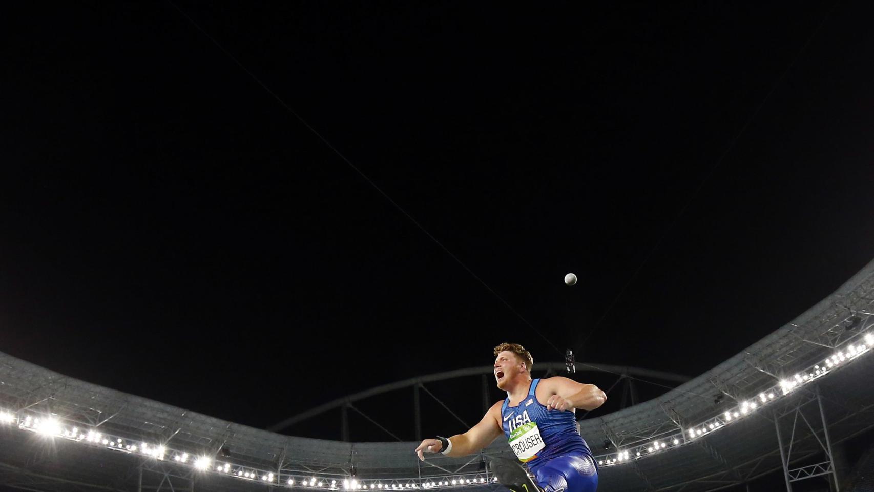 Crouser realiza un lanzamiento.