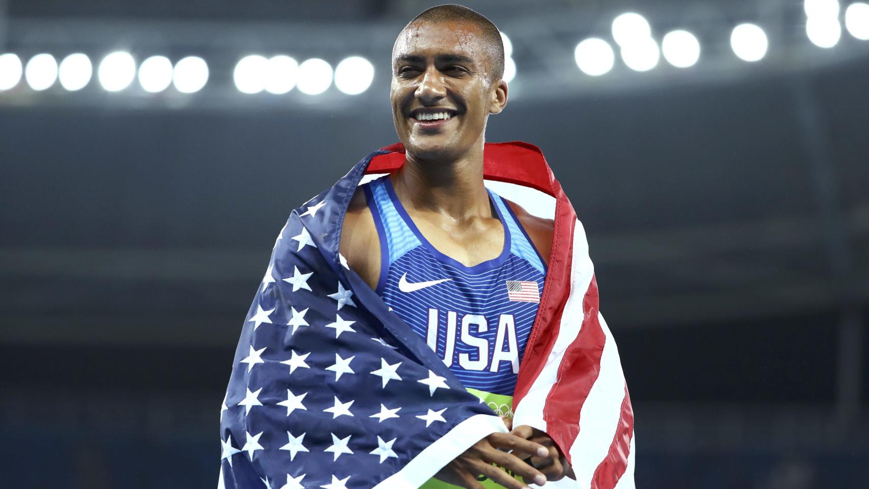 Ashton Eaton, con la bandera estadounidense.