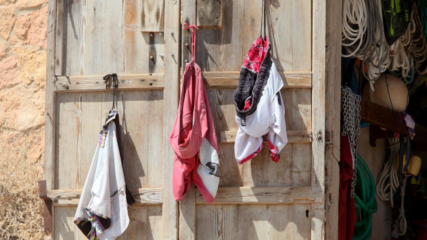 Los bañadores de Miguel colgados en la puerta de su cueva.