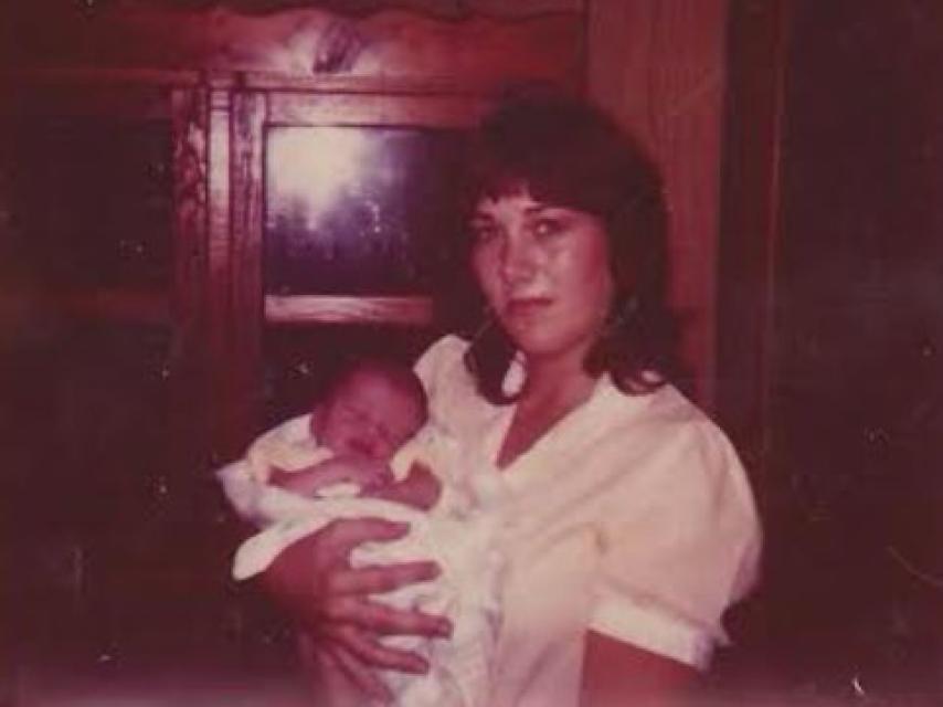 Cathy fue asesinada por un joven de 15 años. En la imagen aparece junto a su bebé.