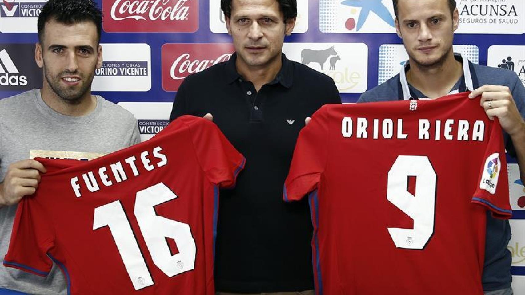 Oriol Riera y Fuentes durante las presentaciones.