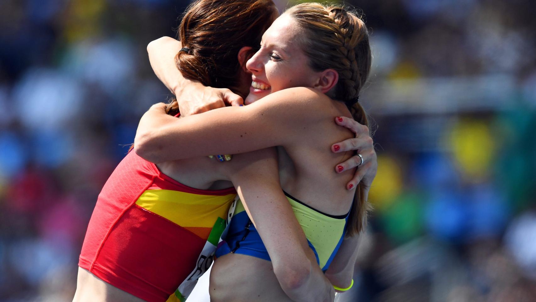 Beitia y Sofie Skoog se abrazan en la calificación.