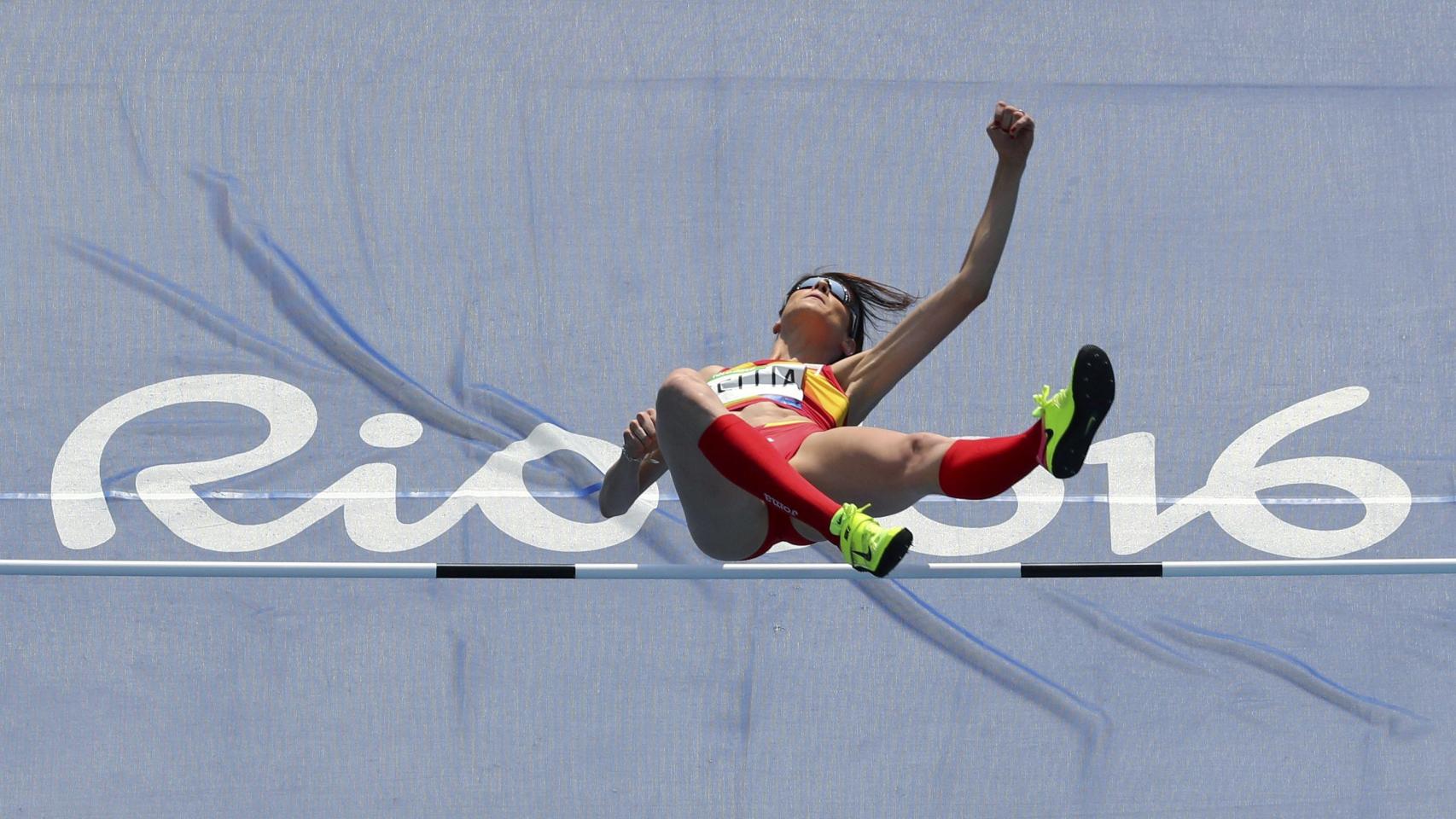 La triple campeona de Europa franquea el listón.